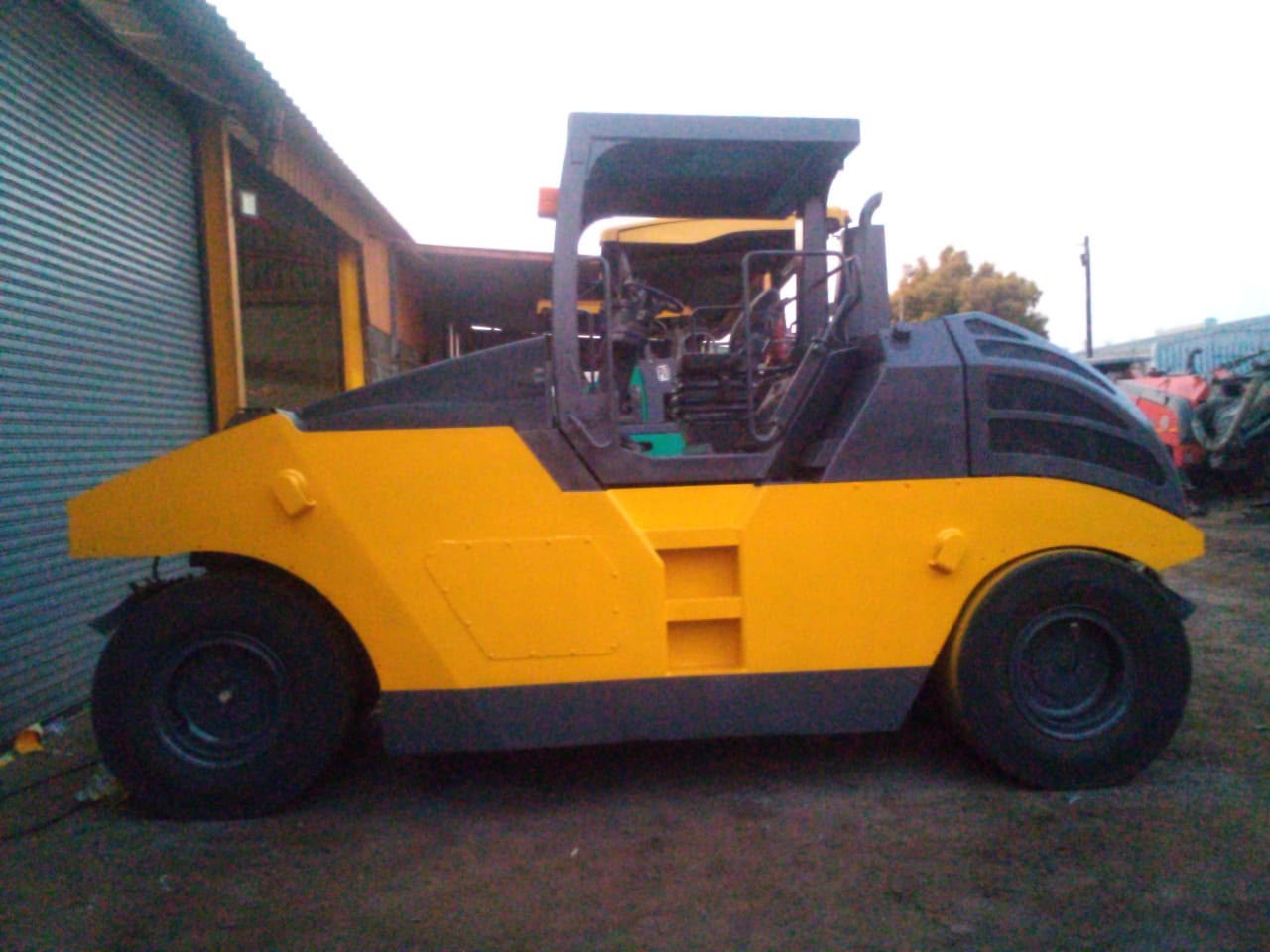 Tandem road roller — respray and detailing